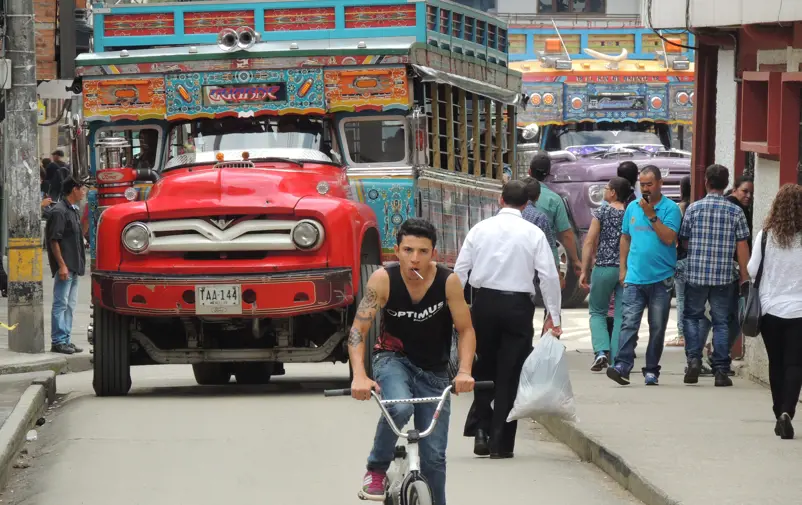 Livlig gatumiljö i Colombia.