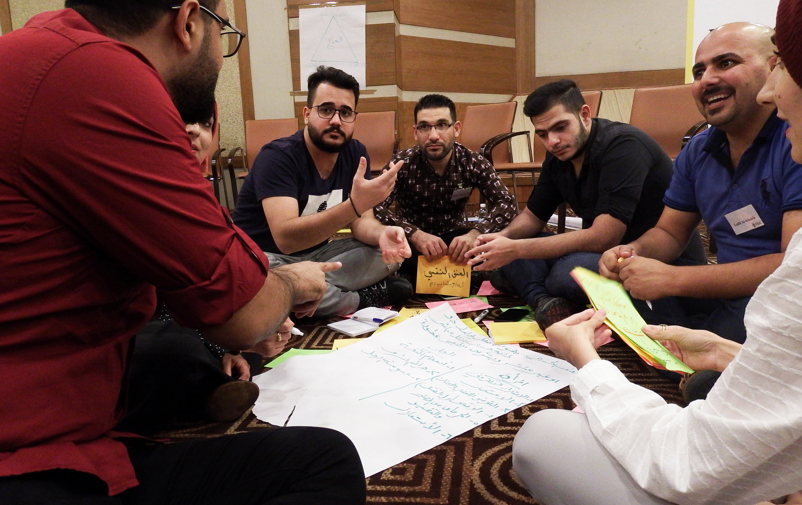 Gruppdiskussion med unga män och kvinnor från Irak.