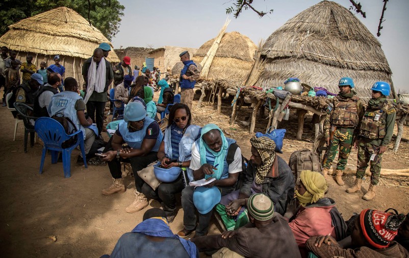 FN-personal möter byinvånare i Mali.