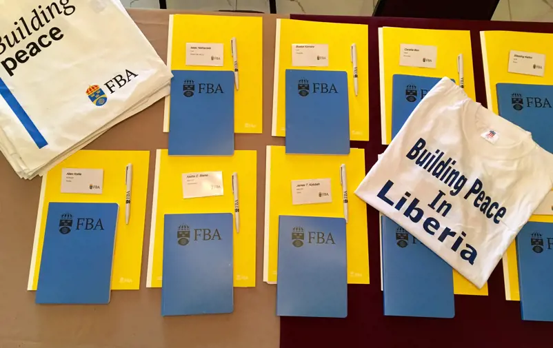 Anteckningsböcker, pennor, tygpåse och t-shirt med FBA:s logotyp.
