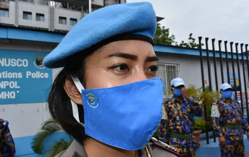 FN-medarbetare med ansiktsmask.