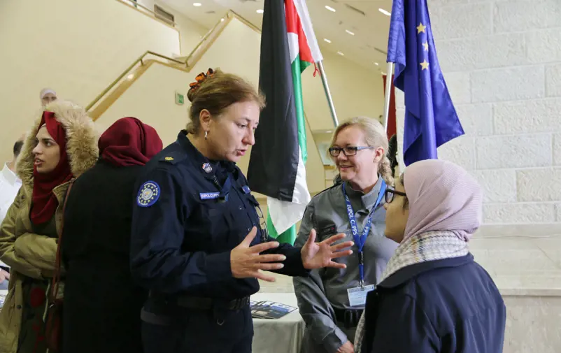 Insatspersonal träffar palestinska kvinnor.