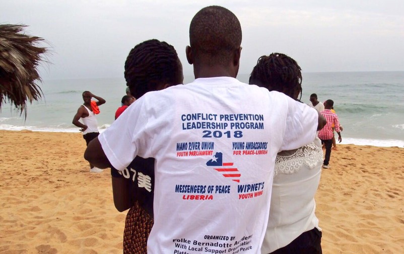Deltagare i FBA:s ledarskapsprogram på stranden i Monrovia.