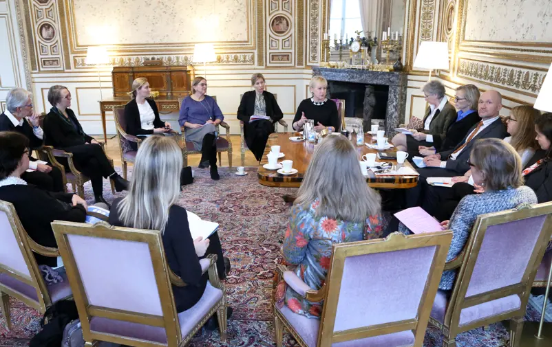 Medlemmar i det svenska medlingsnätverket för kvinnor på möte med dåvarande utrikesminister Margot Wallström.