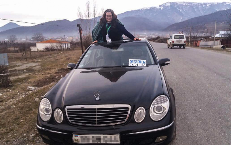 Astrid Nuñez i bil på landsbygden i Azerbajdzjan.