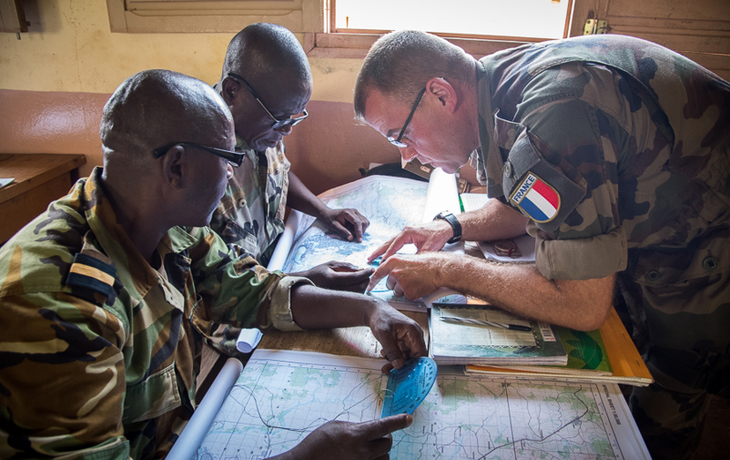 Medarbetare i EU:s insats i Centralafrikanska republiken studerar kartor.