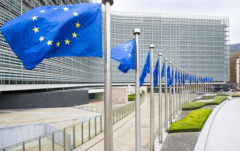 EU-flaggor framför Europeiska Unionens parlament i Bryssel.