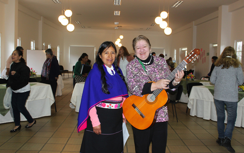 Kvinna från Colombias urbefolkning och kvinna med gitarr.