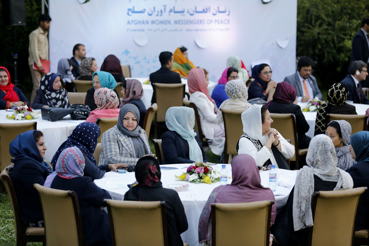 Afghanska kvinnor deltar i ett event om dialog och fredsmedling. 